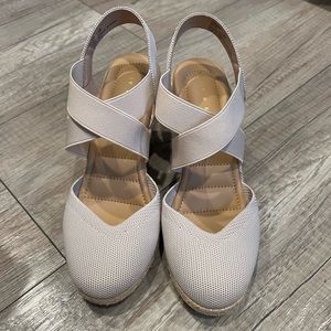 Size 7.5 Kelly & Katie cute comfy wedge in like new condition